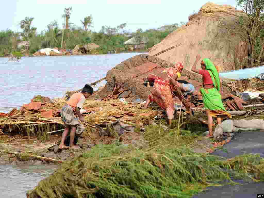Indija - Pustoš nakon ciklona - Bangladeš i Indija su organizirali zajedničku akciju spašavanja ljudi i imovine u oblasti Sandeshkhali koju je opustošio ciklon. Najmanje 94 osobe su poginule a stotine tisuća su ostale bez doma. 