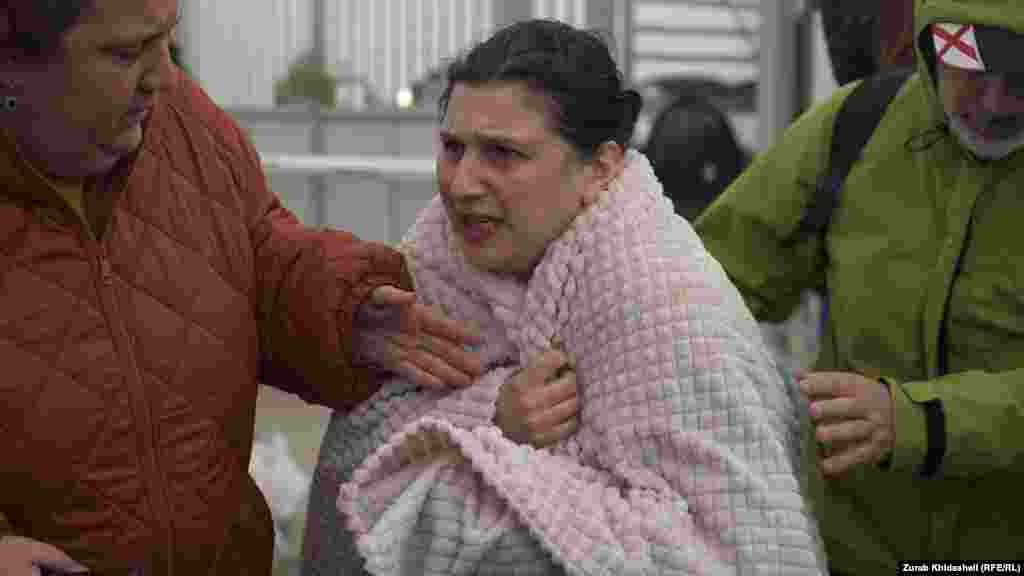 29 ოქტომბერი - აქტივისტი და პედაგოგი ნინო დათაშვილი საპატიმროს ტოვებს და სახლში ბრუნდება. ქალს, რომელიც ციხეში ძლიერი ტკივილებით იტანჯებოდა, პატიმრობა გირაოთი შეუცვალეს. გირაოს თანხა, 5000 ლარი მას მხარდამჭერებმა რამდენიმე წუთში შეუგროვეს. დათაშვილი 20 ივნისს მანდატურებზე თავდასხმის ბრალდებით დააკავეს.ფოტო: ზურაბ ხიდაშელი