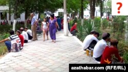 Türkmenistanyň ýokary okuw jaýlarynyň birine girmek üçin synag tabşyrýan abiturientler.