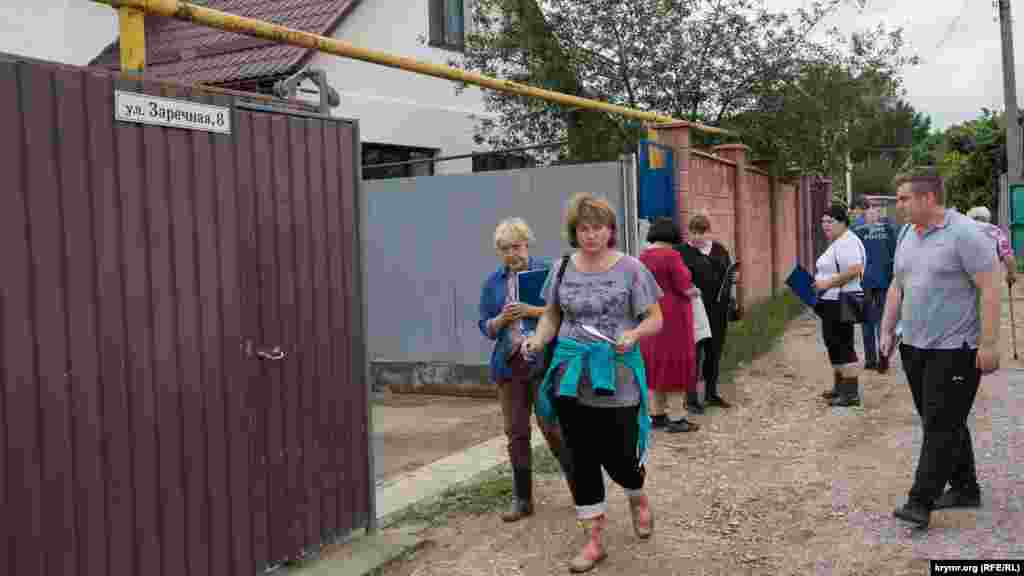 Представители российской поселковой администрации составляют акты о нанесенном стихией ущербе
