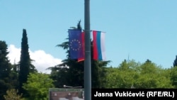 Uz crnogorsku i zastavu Evropske unije na ulicama Budve za Dan nezavisnosti je i srpska trobojka