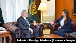 د امريکې ناظم الاموره، نيټلي بېکر او د پاکستا بهرنيوو چارو وزير اسحق ډار - انځور له ارشيفه