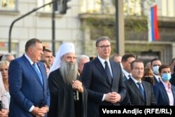 На праздновании Дня сербского единства в Белграде. На переднем плане, слева направо: Милорад Додик, сербский патриарх Порфирий, Александр Вучич. 15 сентября 2021 года