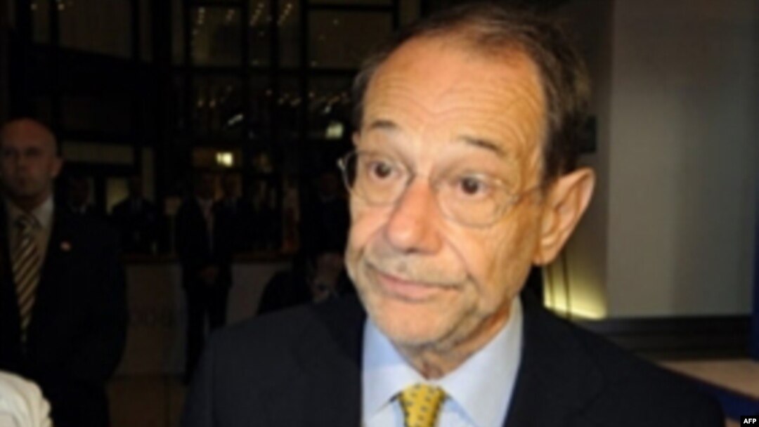 EU foreign -policy chief Javier Solana speaks to journalists in Brussels ahead of the summit. 