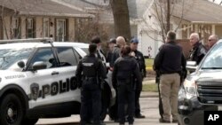 Policia amerikane në vendin e ngjarjes pas sulmit me thikë në Rokford. 