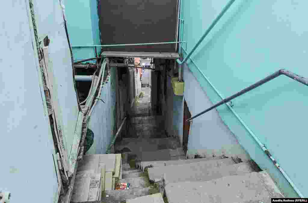 Fotoda gördüyünüz hər hansı evə və ya həyətə giriş yox, yuxarı məhəllədən&nbsp;aşağı məhəlləyə olan keçiddir. &nbsp; 