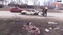 Mariupol: insanlar soqaq ortasında defin etile (video)