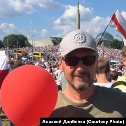 A Dalbenka házaspár aktívan részt vett a Lukasenka-ellenes tüntetéseken. Szóltak nekik, hogy mennek értük a rendőrök