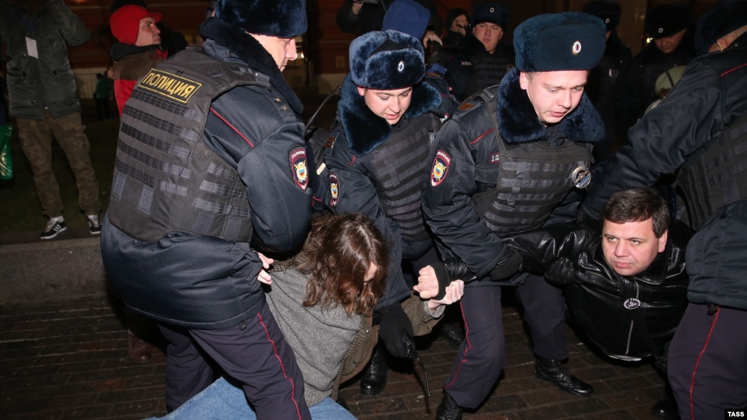 Задержание сотрудниками полиции участников акции в поддержку "узников Болотной" на Манежной площади, 6 ноября 2014