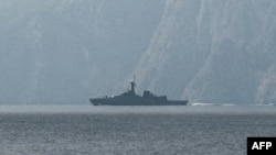 O navă militare navigează în Strâmtoarea Ormuz, o cale navigabilă vitală prin care trece o mare parte din petrolul și gazul mondial, pe 1 martie 2026.