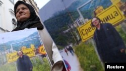 عکسی از تجمع معترضان به پتر هانتکه در مقابل سفارت سوئد در سارایوو