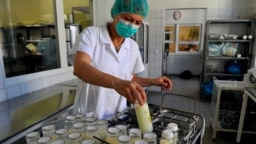 Egy laborasszisztens kézikocsira rakja az anyatejet a Heim Pál Gyermekkórház anyatejgyűjtő állomásán