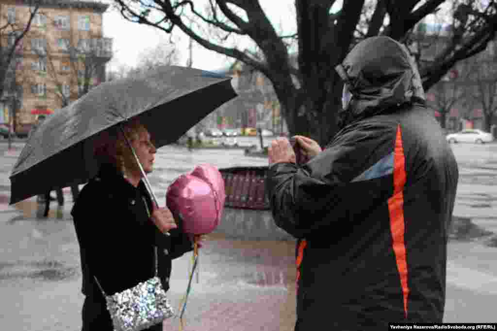 Організаторка акції «Наші серця у полоні», волонтерка Стела Орел каже, що люди вийшли, незважаючи на сильний дощ у Запоріжжі, бо хочуть нагадати про те, що у полоні немає свят і що серця тих, близькі яких у полоні або зникли безвісти, також увесь цей час є в полоні