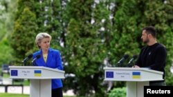 Vizita Ursulei von der Leyen - a cincea de la începutul invaziei neprovocate a Rusiei în Ucraina - are loc într-o zi simbolică, întrucât Uniunea Europeană sărbătorește pe 9 mai Ziua Europei.