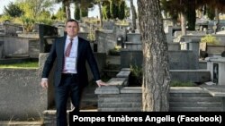 Ив Мари Альфи — глава похоронной службы, которого проправительственные СМИ Грузии называли «международным наблюдателем», на одном из тбилисских кладбищ