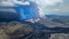 Клуби диму та потоки лави, що виливаються з нової тріщини під час нового виверження вулкана на околиці евакуйованого міста Ґріндавік на заході Ісландії, 29 травня 2024 року