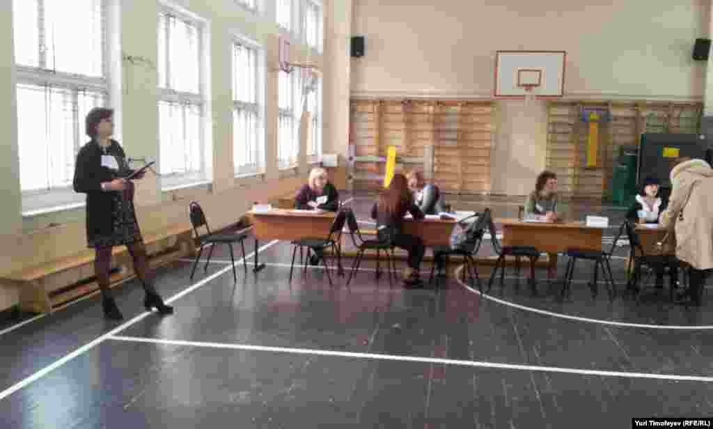 Transparency International&#39;s Elena Panfilova (left) observes at a Moscow polling station.