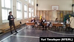 Elena Panfilova (left), head of the Russian branch of Transparency International, monitors voting at a Moscow polling station.