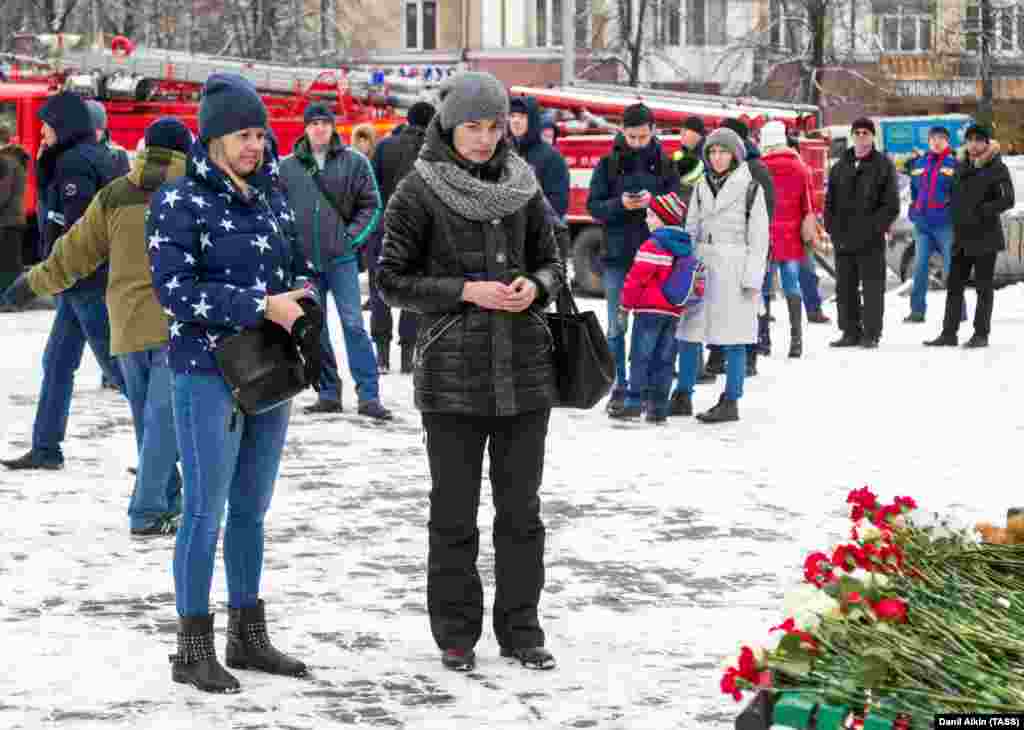 Banorët e qytetit Kemerovo duke nderuar viktimat.