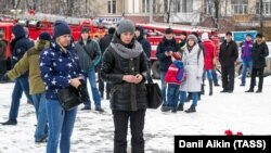 ტრაგედიის ადგილზე მოქალაქეებს ყვავილები მიაქვთ. კემეროვო, 2018 წლის 26 მარტი