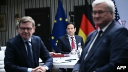 مارکو روبیو (وسط) در میان همتایان خود از اوکراین (راست) و آلمان