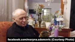 Мікола Статкевіч дома. Фота з фэйсбук-акаўнту facebook.com/maryna.adamovic