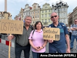 Їржі (зліва) з дружиною Геленою під час акції «Руки геть від медіа» у Празі