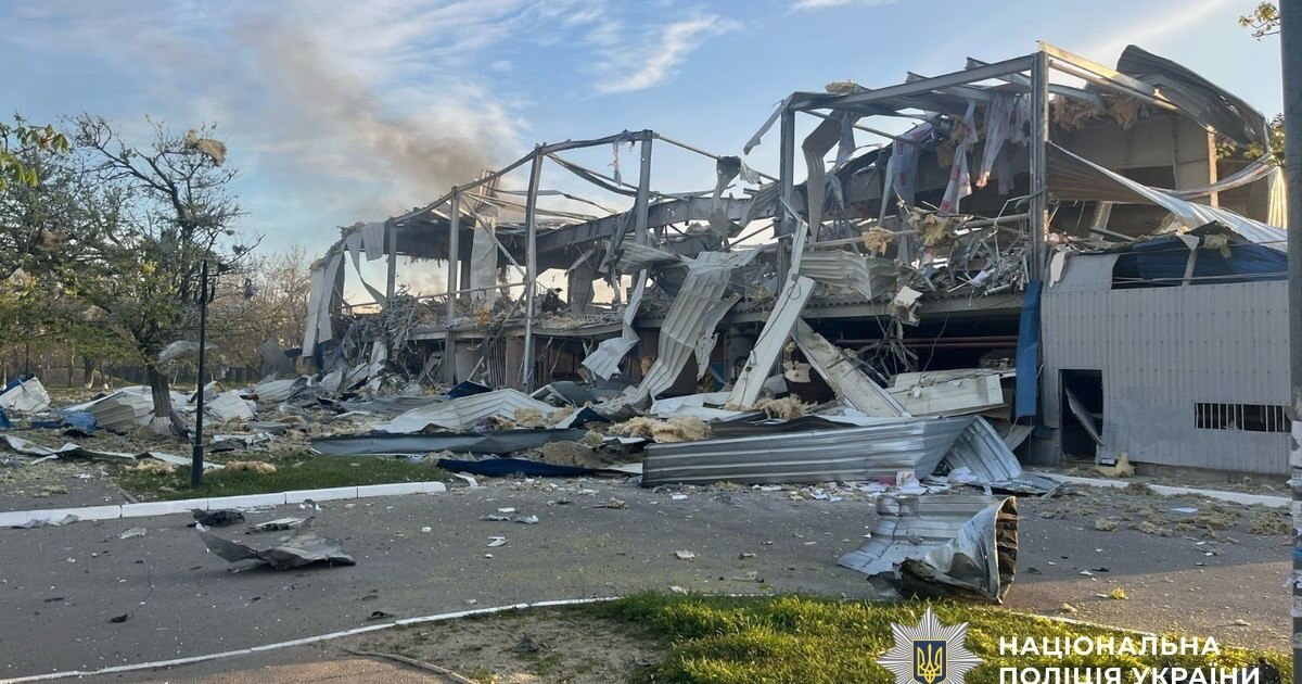 Один загиблий і сім поранених – в ОВА навели оновлені дані про наслідки удару РФ по Херсону