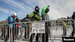Zbog povećanog broja inficiranih, u Srbiji su tokom vikenda na snazi restriktivne mere, koje se pre svega odnose na radno vreme ugostiteljskih objekata. Merama su obuhvaćeni i ski centri. 
