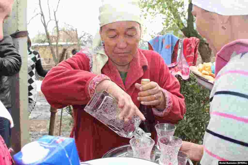 Водка неизменный атрибут на свадьбах, несмотря на рост религиозности в обществе