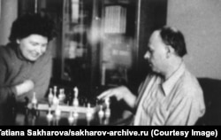 Сахаров играет в шахматы со своей первой женой Клавдией в 1960-е годы. Кроме потрясений на работе, ему пришлось пережить кончину супруги в 1969 году от онкологической болезни. «В нашей жизни были периоды счастья, иногда — целые годы, и я очень благодарен Клаве за них», — писал он после смерти жены.