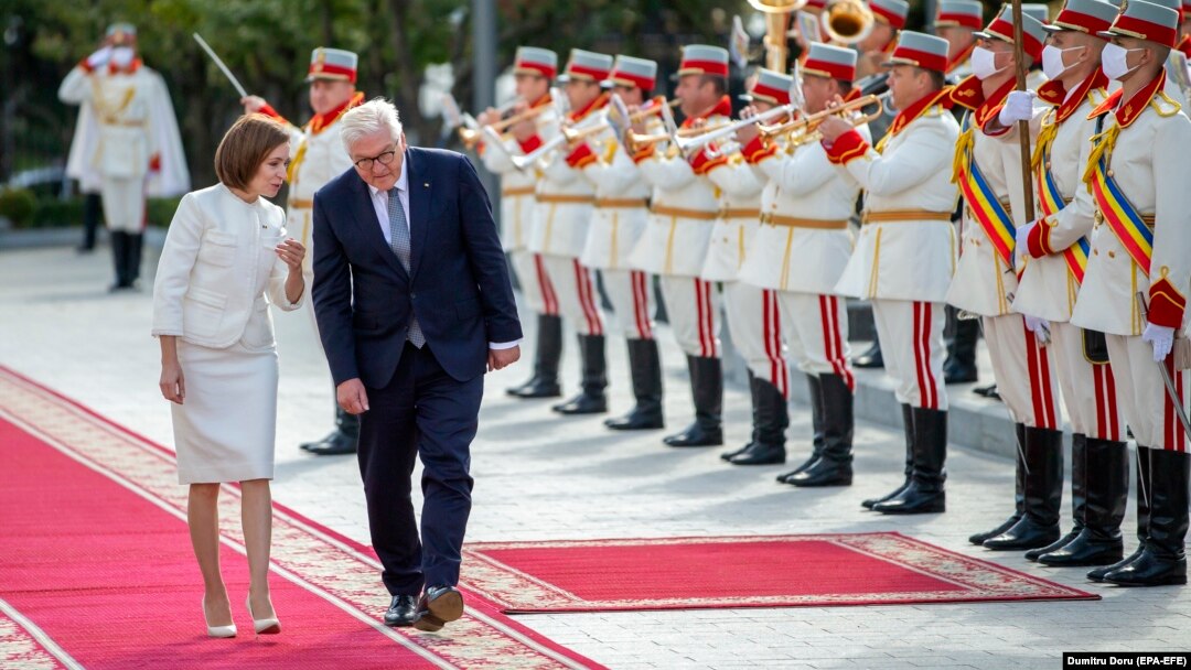 Președintele Moldovei, Maia Sandu, discută cu președintele german Frank-Walter Steinmeier în timpul unei vizite la Chișinău. Germania este nemulțumită de modul în care cetățenii moldoveni au folosit posibilitatea călătoriei fără vize. 
