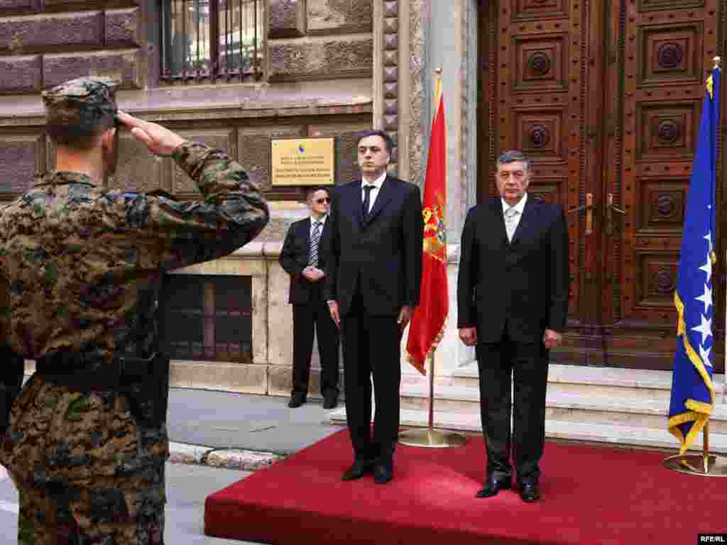 Bosna i Hercegovina - ¨Primjer dobre suradnje¨ - Predsjednik Crne Gore Filip Vujanović boravio je u Sarajevu gdje je razgovarao sa članovima Predsjedništva BiH.Tokom ovog susreta ocijenjeno je da su odnosi između dvije zemlje na visokom niovu, te da su BiH i Crna Gora primjer kako treba surađivati.