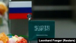 پرچم عربستان و روسیه، اعضای اصلی اوپک و اوپک پلاس