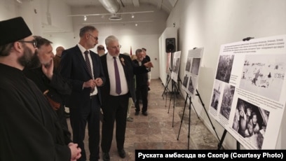 Ambasadori rus Bazdnikin dhe Stoillkoviq marrin pjesë në një ngjarje të organizuar për shënimin e Ditës së Fitores më 9 maj.