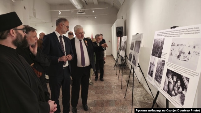 Aмбасадорот на Руската Федерација Сергеј Баздникин, вицепремиерот Иван Стоиљковиќ на Денот на победата над фашизмот