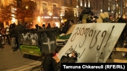 Përplasjet mes protestuesve antiqeveritarë dhe policisë janë bërë gjithnjë e më kaotike dhe të dhunshme.