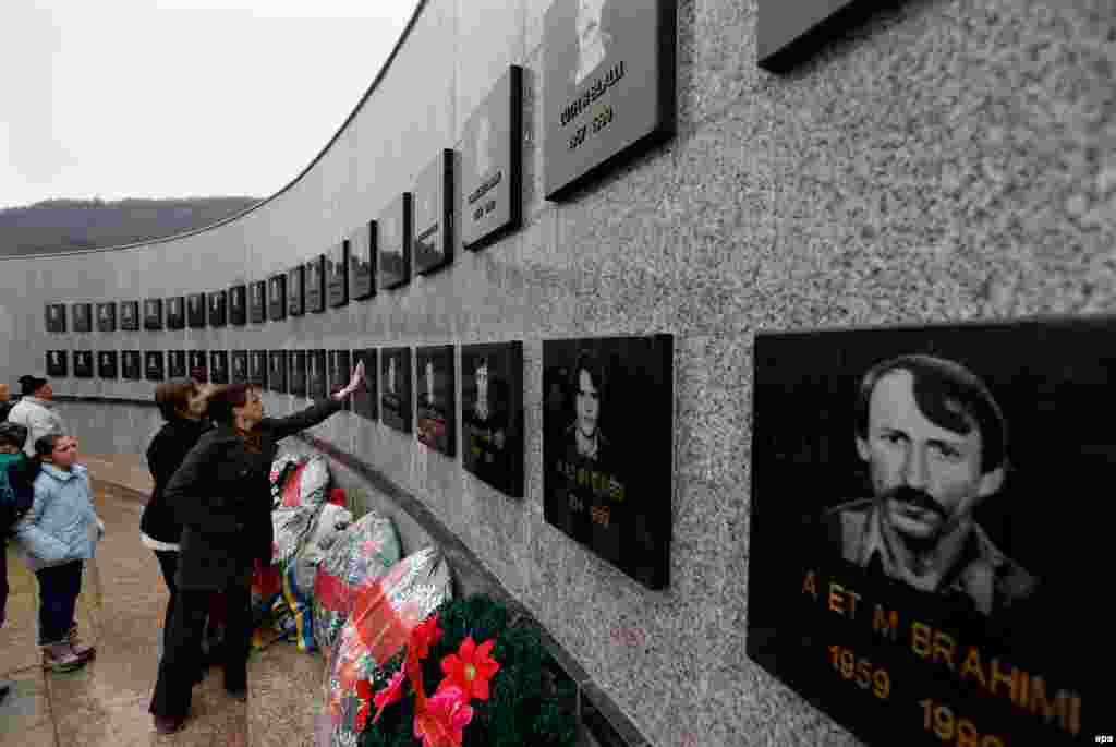 Kosovo - Obilježena 15 godišnjica masakra u selu Račak, gdje su srpske snage ubile 44 Albanca 1999. godine, 15. januar 2014. Foto: EPA / Valdrin Xemaj 