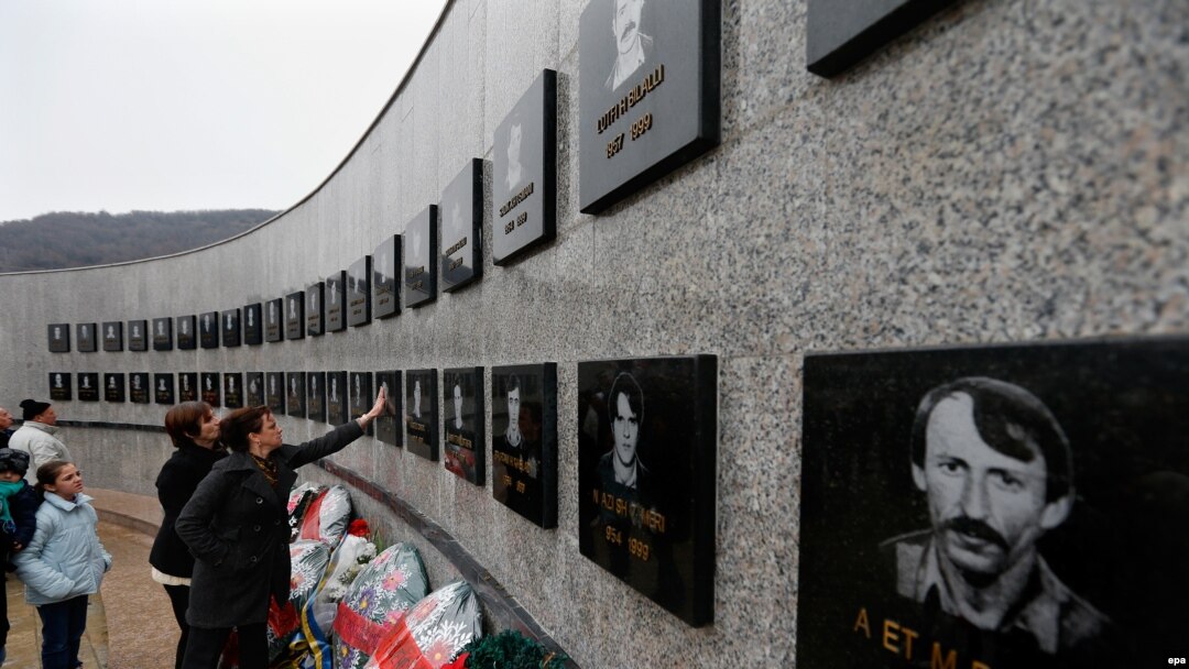 U masakru koji se desio 15. januara 1999 u selu Račak nedaleko od Prištine ubijeno je 45 osoba.