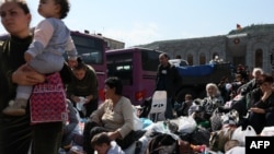 Armenia - Karabakh Armenian refugees wait in a square in Goris on September 29, 2023 before being evacuated to other parts of Armenia.