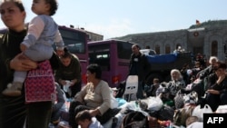 Armenia - Karabakh refugees wait in a square of Goris on September 29, 2023 before being evacuated in various Armenian cities.