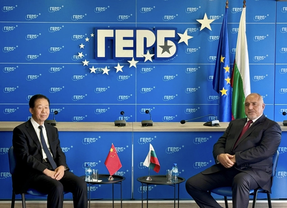 Владна партія Болгарії прибрала український прапор із офісу – на «пряме прохання» китайських гостей