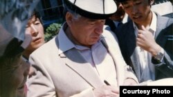 Чыңгыз Айтматов кытайлык кыргыз студенттер менен. 1989-жыл. Бээжин. (Сүрөт кытайлык кыргыз жазуучу Турсун Жумаалынын албомунан алынды. Аманат сүрөт). 