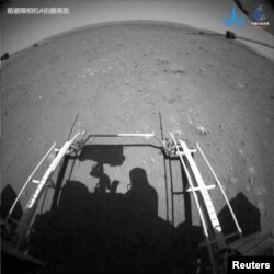Kineski rover Zhurong iz misije Tianwen-1 vozi se niz rampu spuštanja na površinu Marsa, 22. maja 2021.
