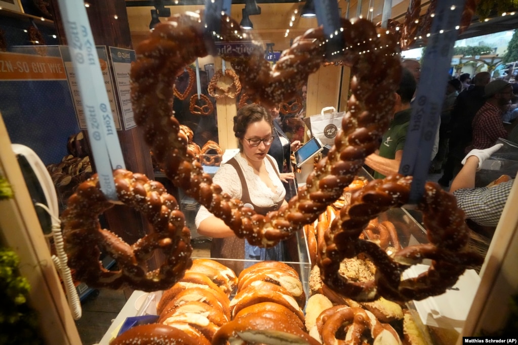 Një grua duke shitur xhevrekë në një tezgë në mbrëmjen e parë t festivalit Oktoberfest.