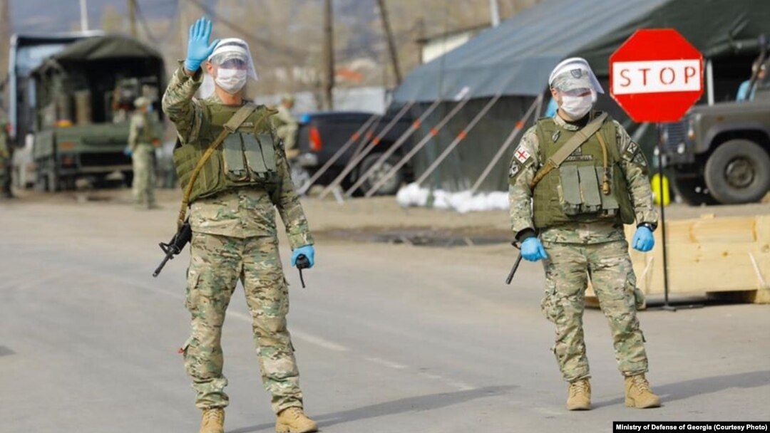 На территорию пускают только людей, прописанных там, с условием, что они не смогут покинуть ее в течение двух недель