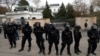 Çexiya iğtişaş polisi Praqadakı Rusiya səfirliyi binasının qarşısında