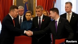 Нове керівництво Чехії (крайній зліва спікер парламенту Томіо Окамура, у центрі – прем’єр-міністр Андрей Бабіш, другий праворуч – голова МЗС Петр Мацінка, крайній справа – один із лідерів партії «Автомобілістів» Філіп Турек)