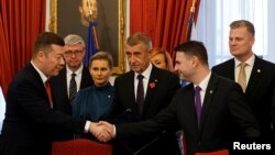 ANO-ს თავმჯდომარე, ანდრეი ბაბიში პარტნიორებთან ერთად კოალიციურ შეთანხმებაზე ხელის მოწერის შემდეგ. პრაღა, 3 ნოემბერი, 2025 წელი