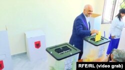 Albanski premijer Edi Rama tokom glasanja na izborima